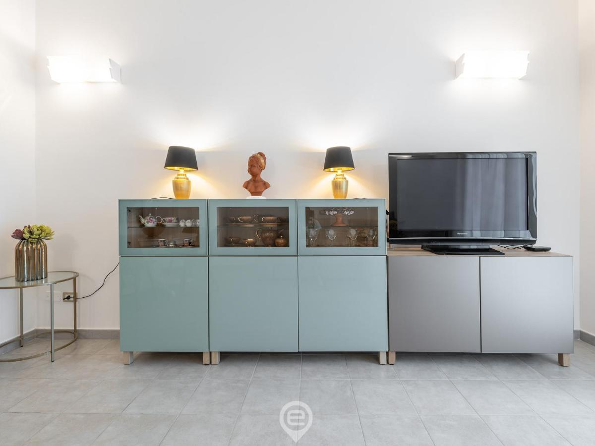 White Gold Apartment Cagliari Bagian luar foto